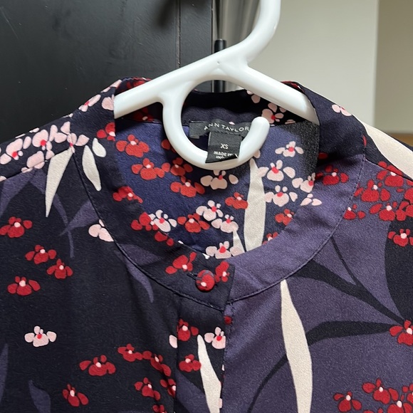 Ann Taylor XS silky polyester blouse - Picture 2 of 3